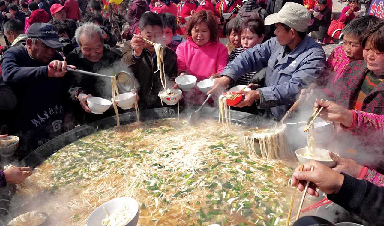 宋洪-《庙会上的大锅饭》-13849297879.jpg